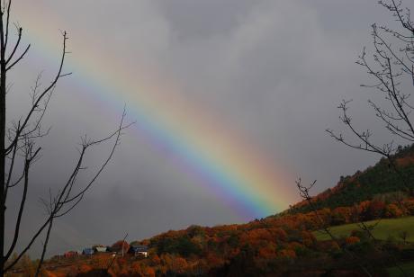 蒜山高原にかかる美しい虹のアーチ